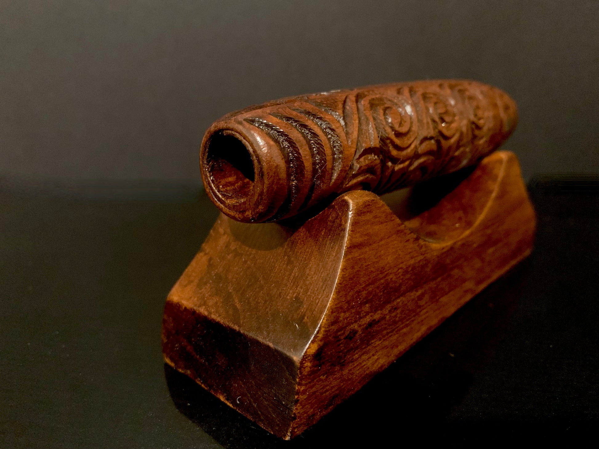 end view of Koauau flute carved in New Zealand and available from Silver Fern Gallery